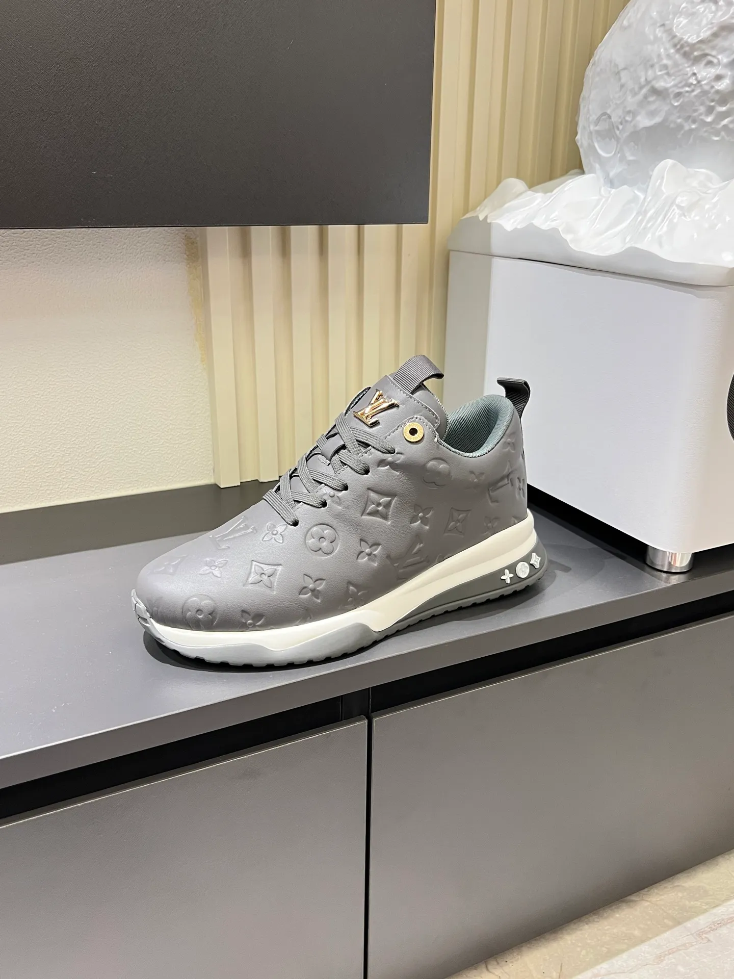 p520 "LOUI* VUITTO*" popular men's casual shoes, genuine development in Italy💯purchasing level quality✔️The upper is made of first-layer cowhide, comfortable and soft sheepskin feet⚡️Fashionable and versatile, the toe last shape is firm and full, and the soles are made from original LV molds and can be freely entered and exited the counter. Light and comfortable on the feet~Purely handmade, details determine quality! Size:39-44!